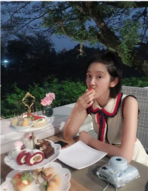 吃瓜少女魏淑芬户外娱乐